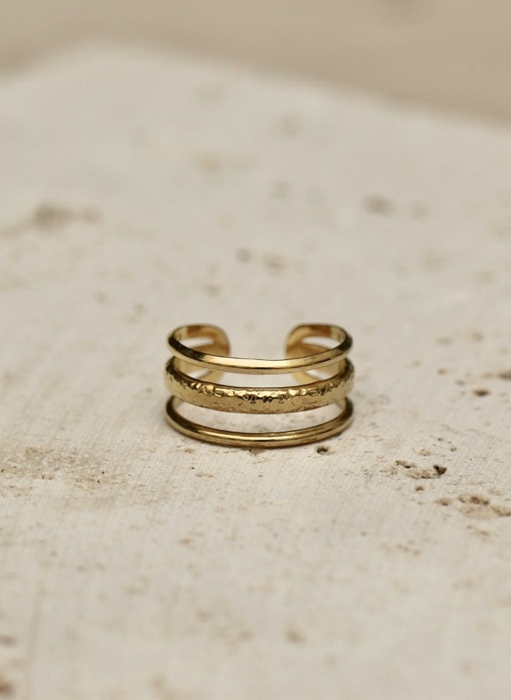 Large ring Alula