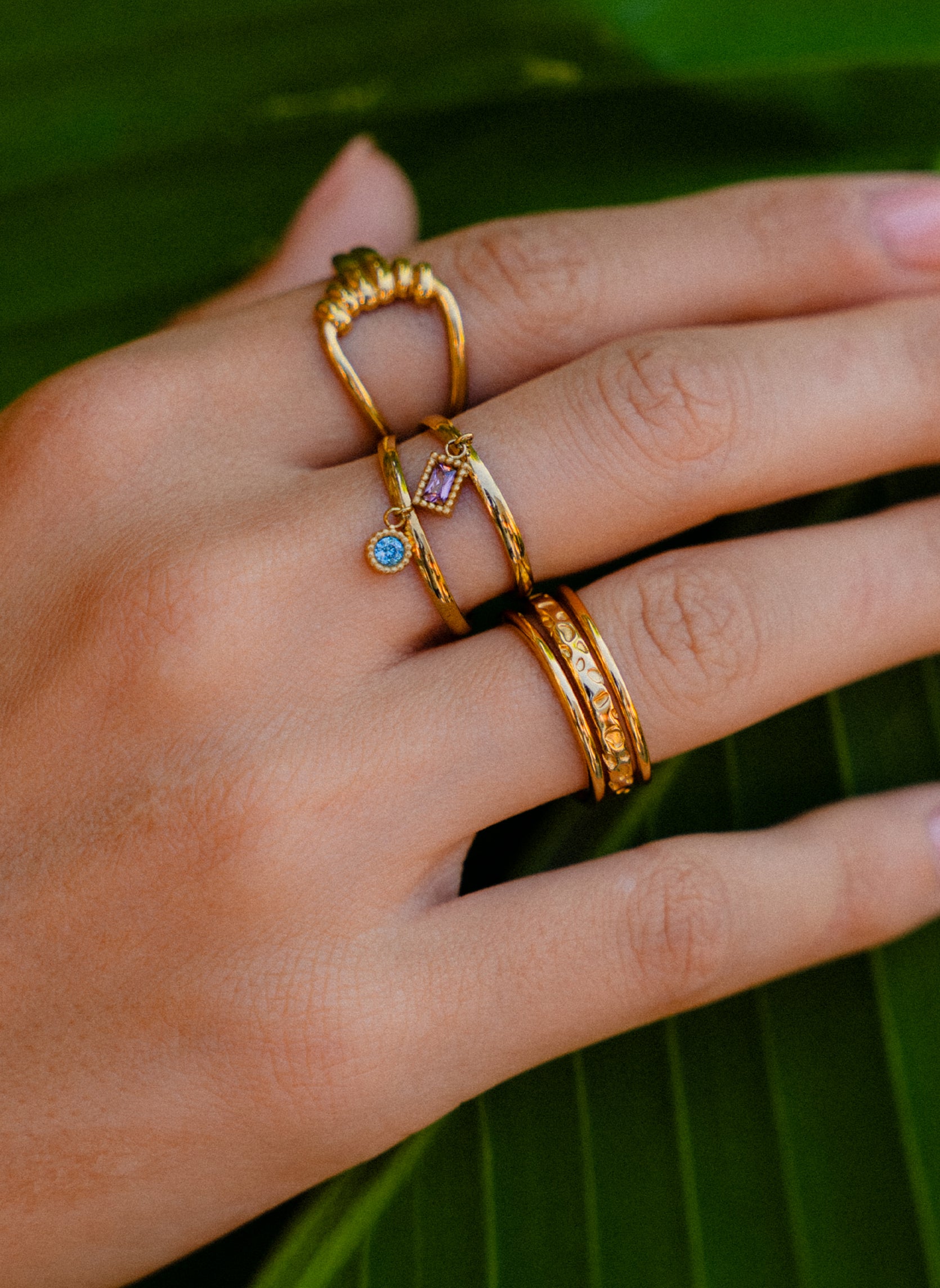 Large ring Alula