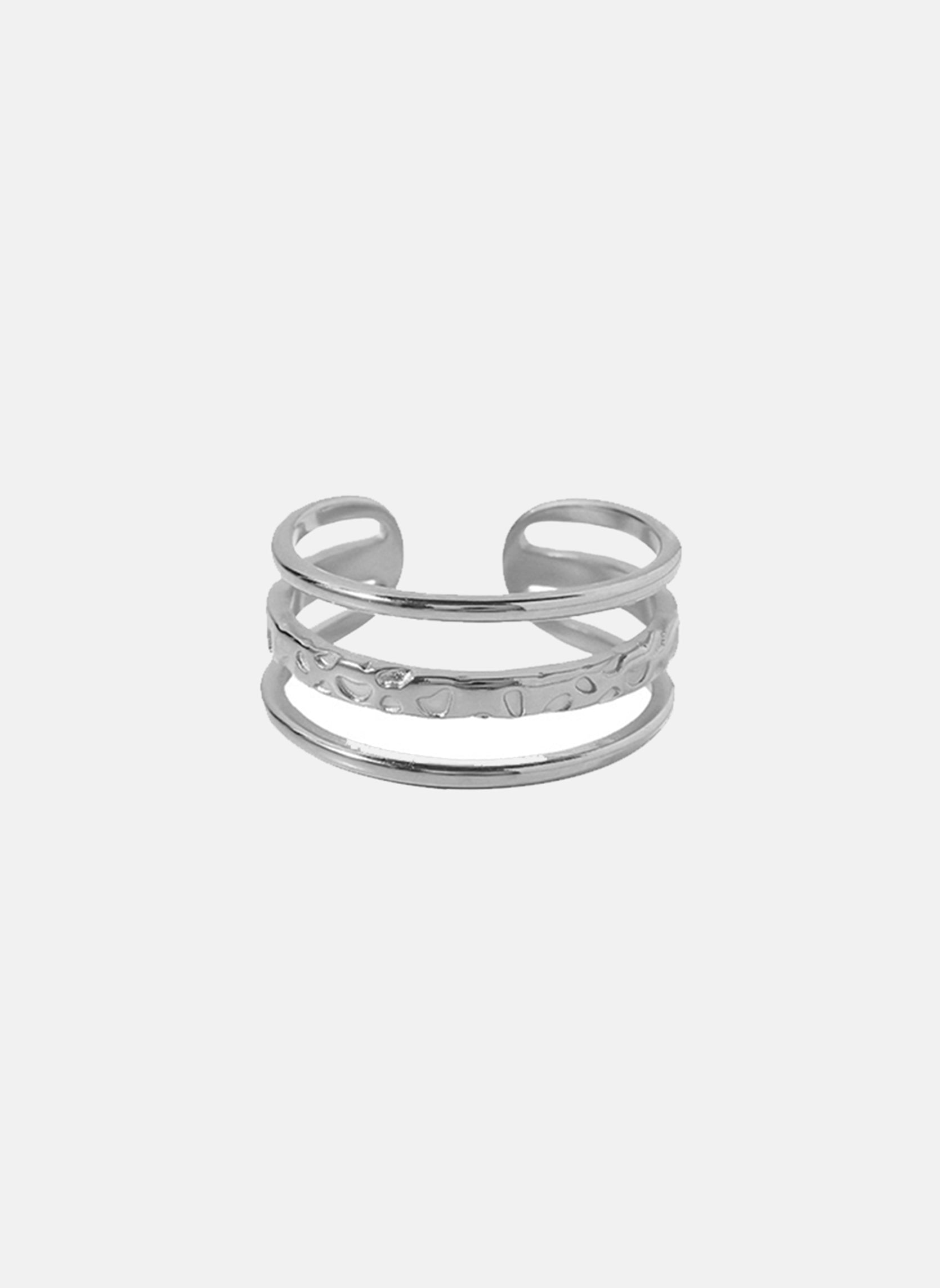 Large ring Alula